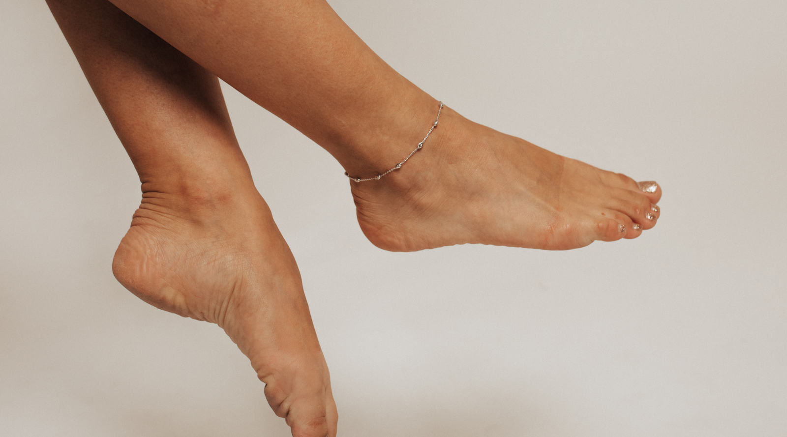 A Guide to the Most Popular Charm Anklets of 2023 – Roma Designer Jewelry